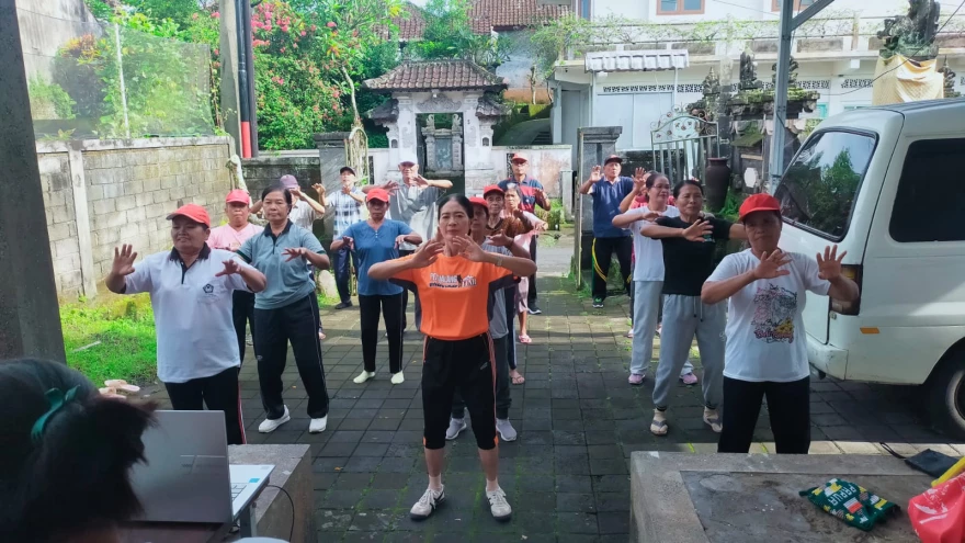 Kegiatan Sekrening Lansia Desa Sesandan