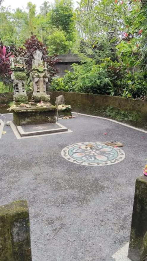 Pemberian Barang Pemasangan Batu Sikat Beji Tungging Banjar Sandan Tegeh