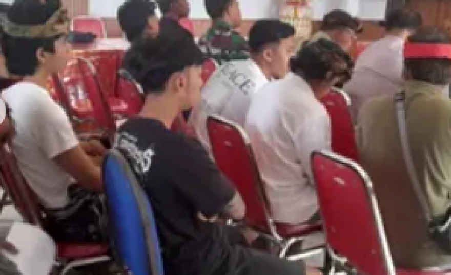 Kegiatan Rapat Koordinasi Pawai Ogoh - Ogoh Tahun Saka 1948 dan Pemberian Barang Kepada STT Se - Desa Sesandan