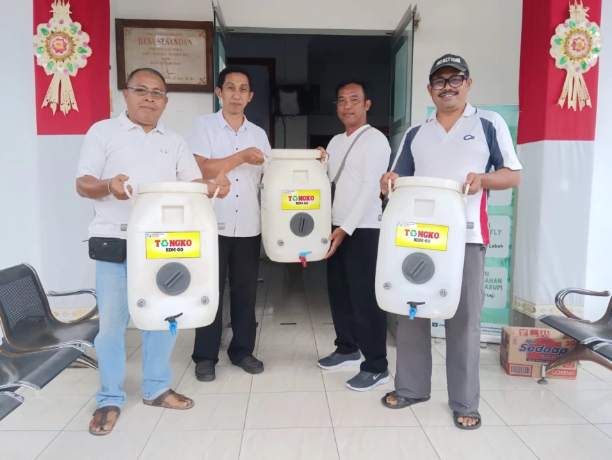 Pemberian Komposer Untuk Penganggulangan Sampah Organik Ke Desa Adat se Desa Sesandan
