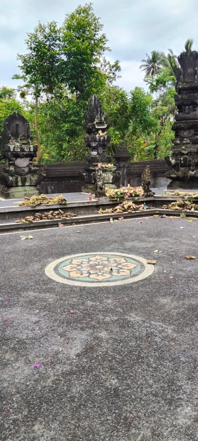 Pemberian Barang Pemasangan Batu Sikat Beji Gangga Banjar Sandan Dauh Yeh