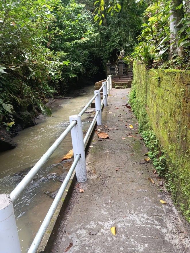 Pemberian Barang Pemasangan Railing Pagar Beji Banjar Sandan Dauh Yeh Baleran