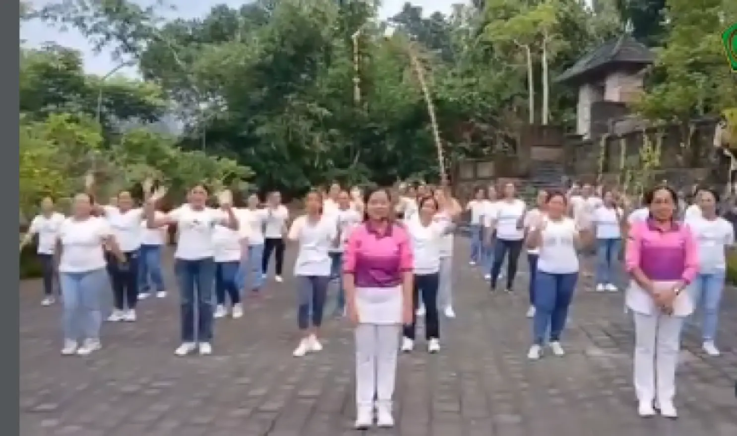 Kegiatan senam bersama PKK menjadi momen yang penuh semangat, kebersamaan, dan energi positif.